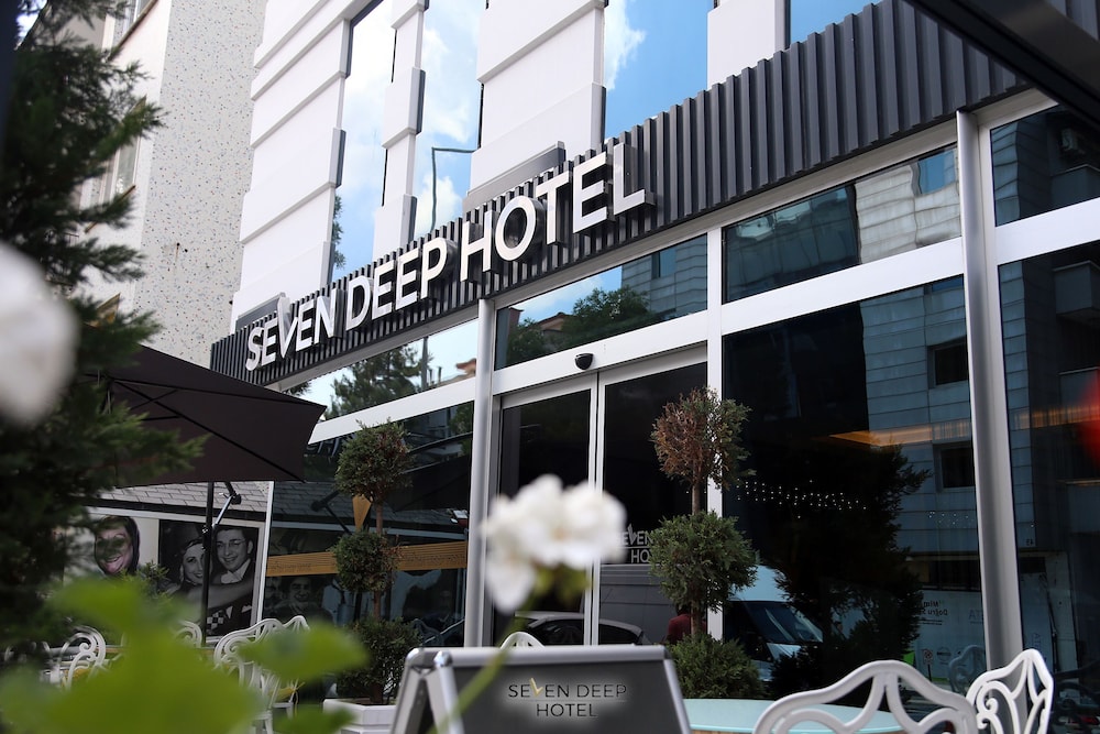 Seven Deep Hotel 8/42