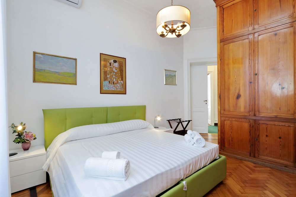 Prestigious Apartment Via Veneto 6/28