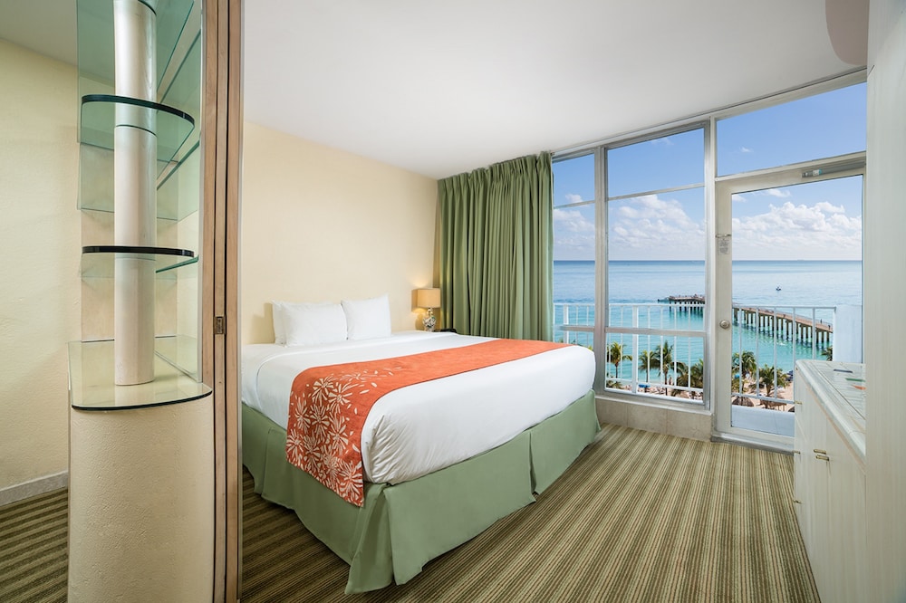 The Sunny Miami Sunny Isles Beach, Curio Collection by Hilton 6/34