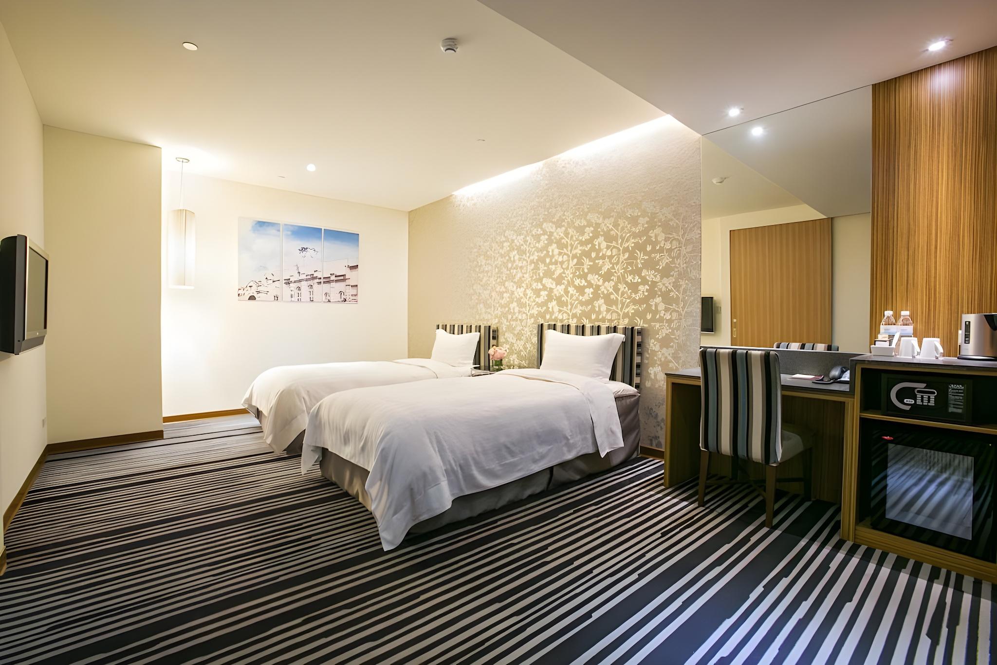Classic, Twin Beds, No Window