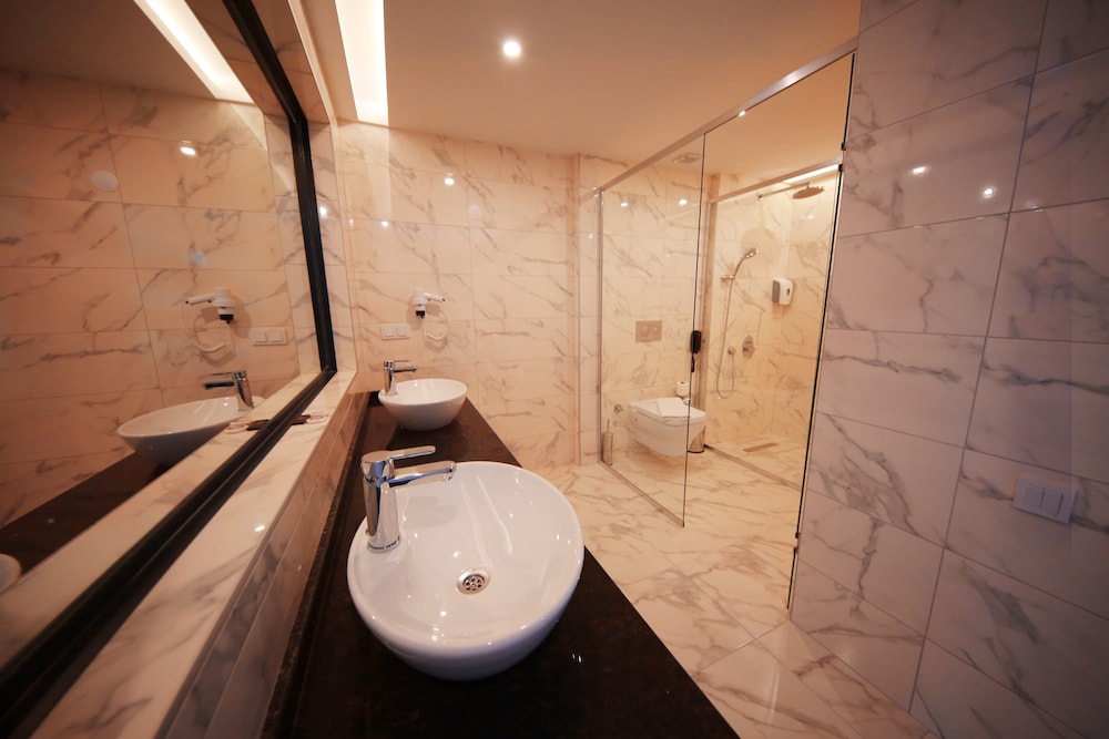 Sey Beach Hotel & Spa 50/50