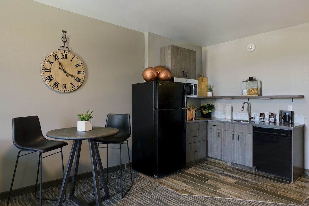 Oxford Suites Paso Robles 43/54