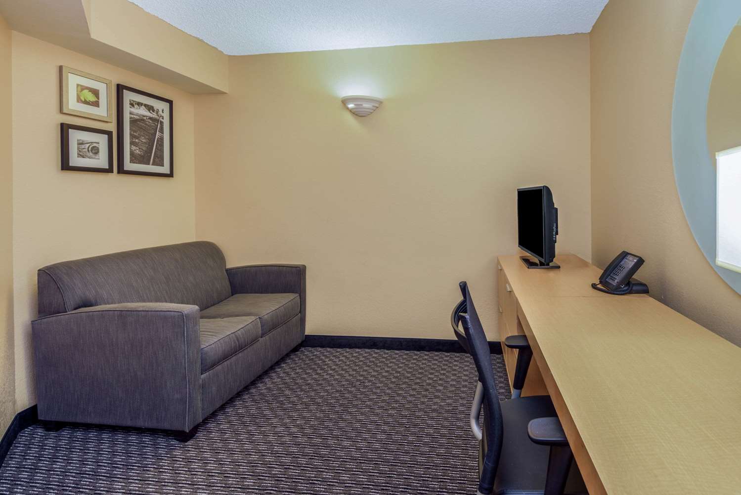 La Quinta Inn Suites By Wyndham Naples Downtown 23/48