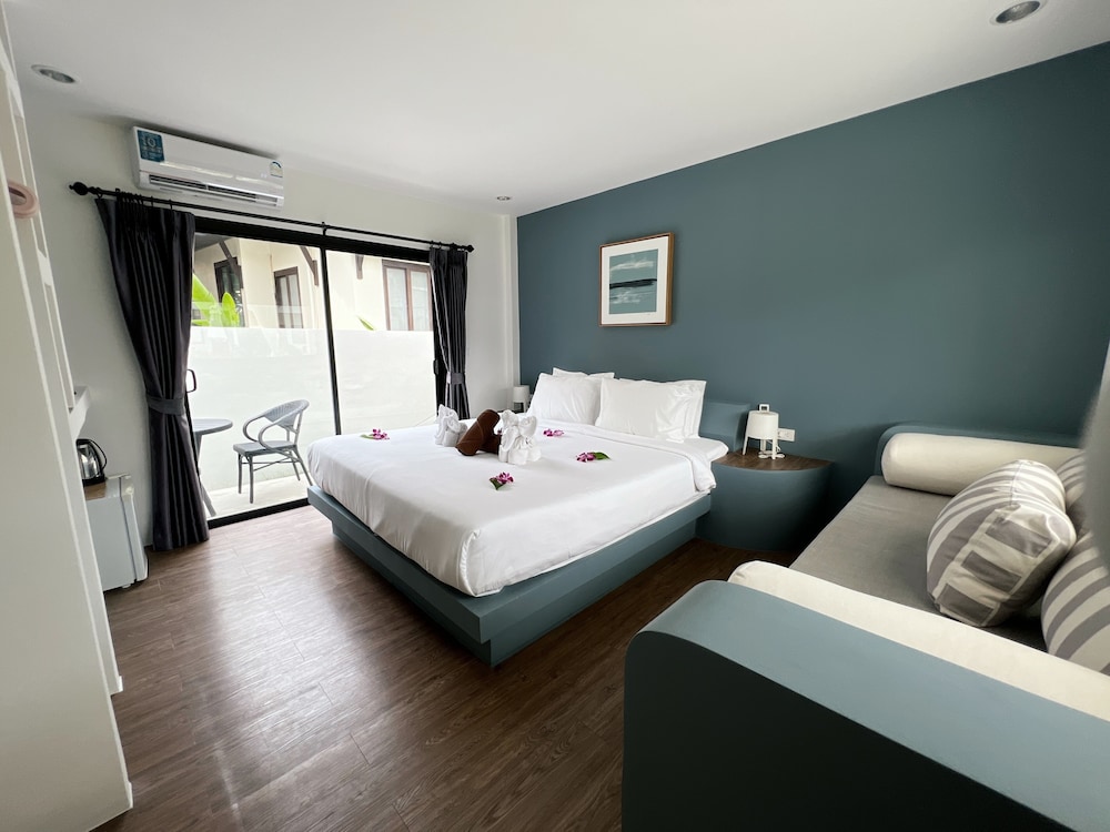 DELUXE, KING BED, POOL VIEW, TERRACE
