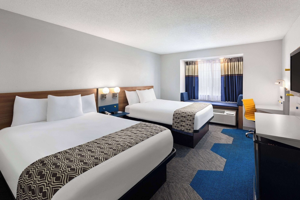 Microtel Inn & Suites by Wyndham Bowling Green 12/30