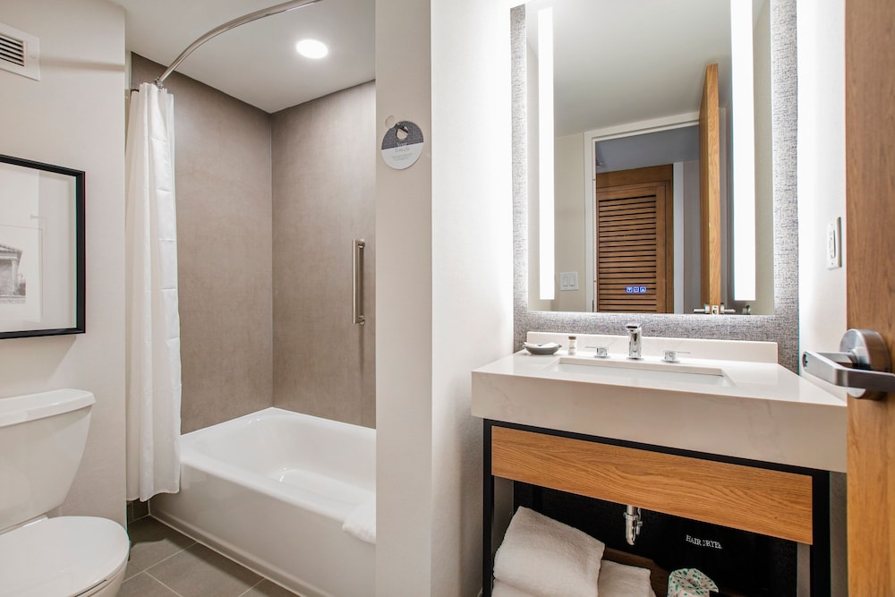 غرفة كلوب بسرير كينج بشرفة لذوي الإعاقة، Sheraton Chapel Hill Hotel 3/4