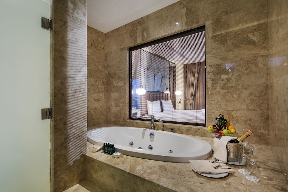 Bellis Deluxe Hotel 47/89