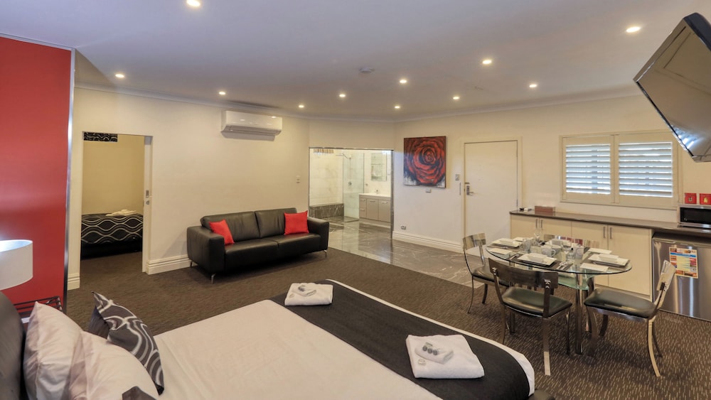 SILVER HAVEN MOTOR INN 30/41