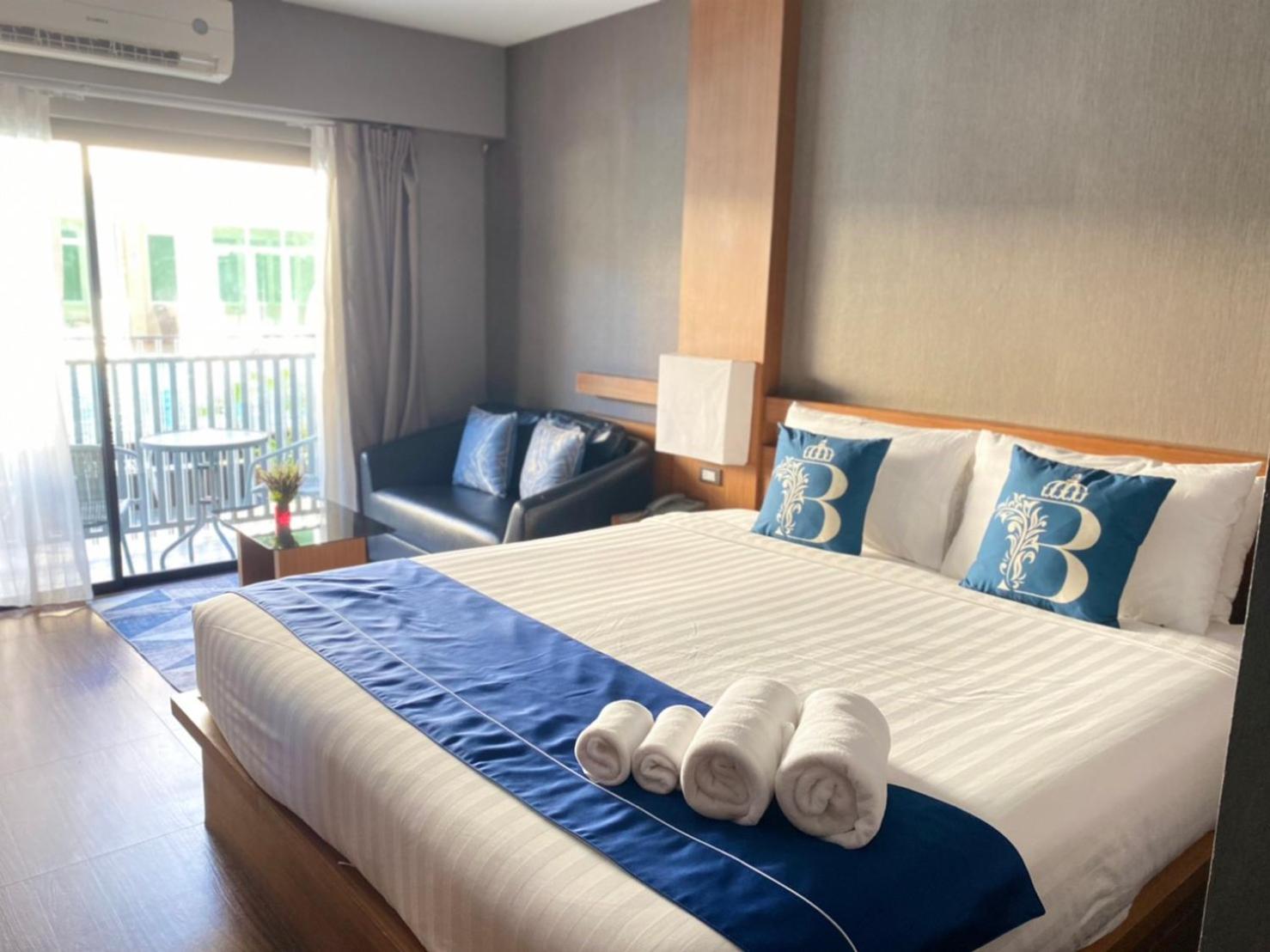 Suite, Pool View