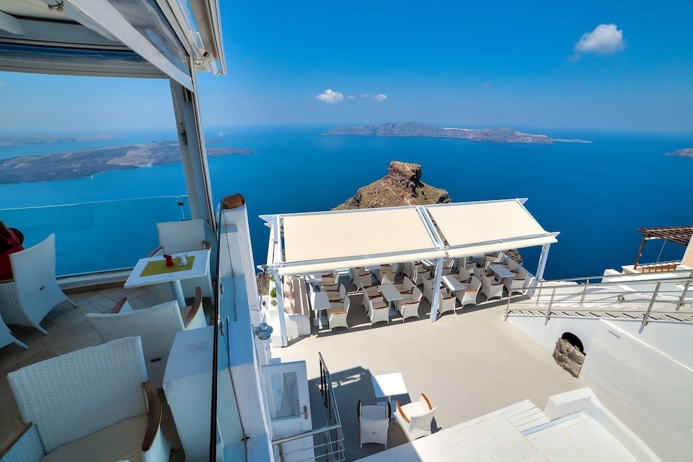 Pearl on the Cliff Santorini 44/50
