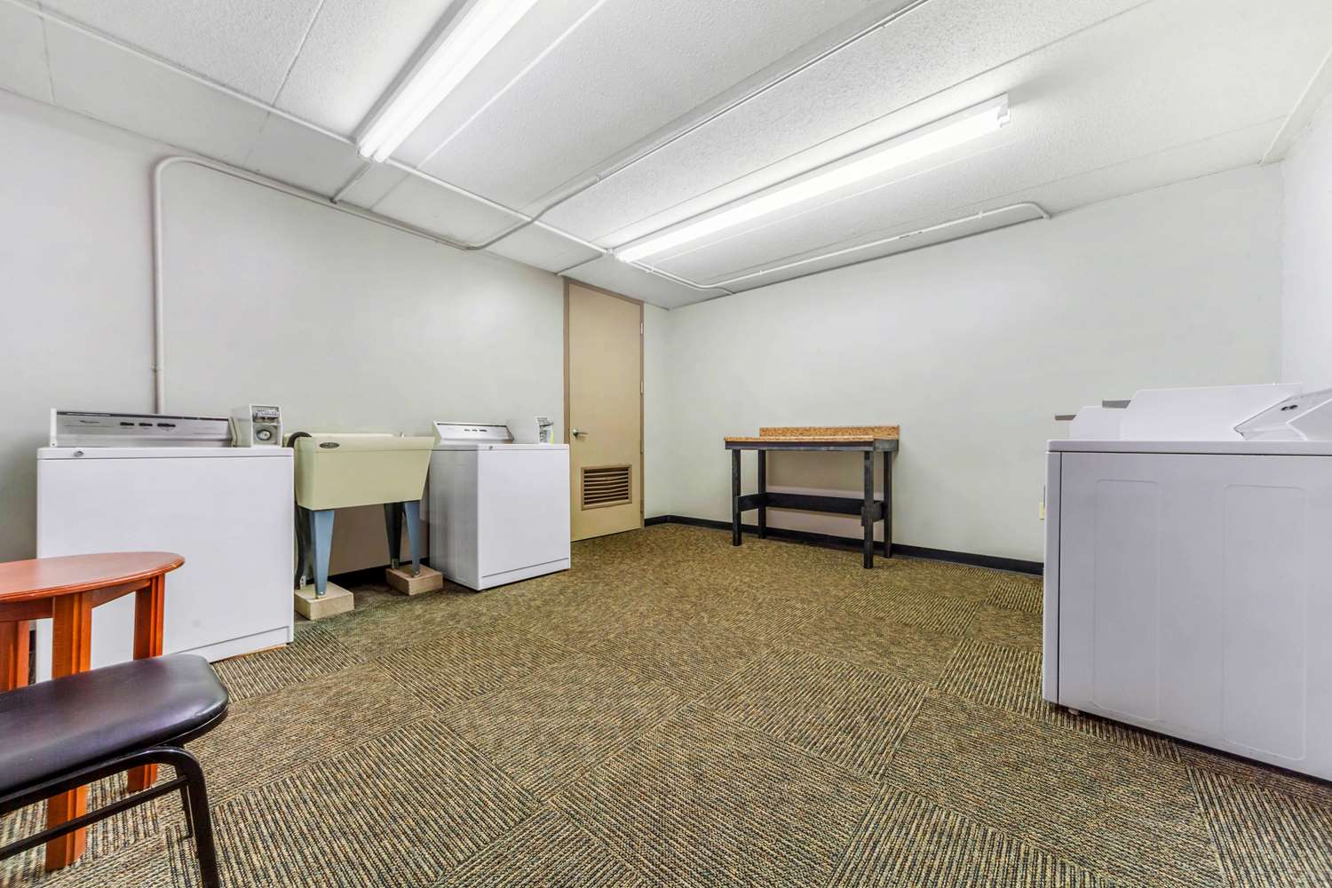 Econo Lodge Inn & Suites Brookings, SD 26/41