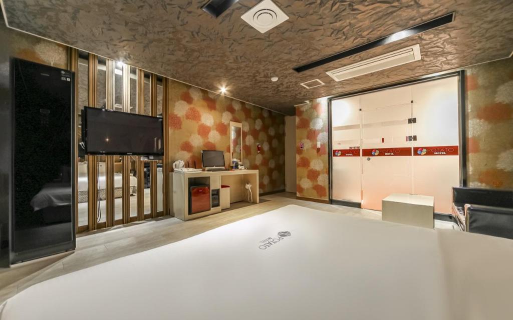 Potato Motel 1/63