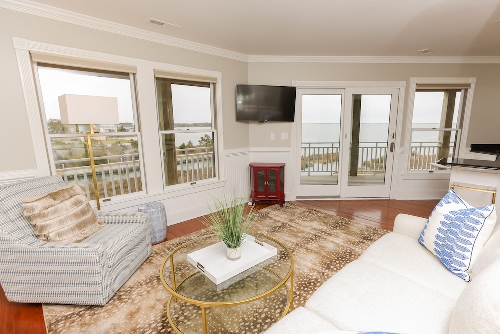The Burrus House Inn Waterfront Suites 31/50
