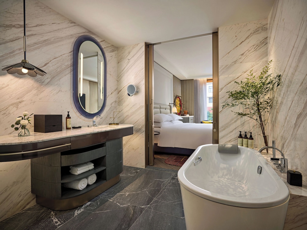 Fairmont Hanoi 100/102