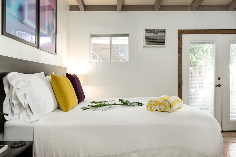 SUPERIOR, QUEEN BED
