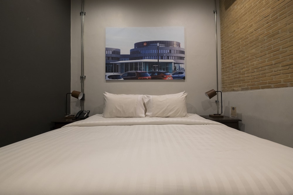 ROOM, KING BED, NO WINDOW