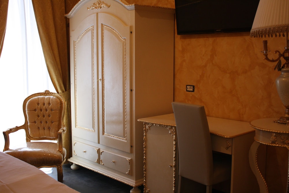 Pope's Suites 23/50