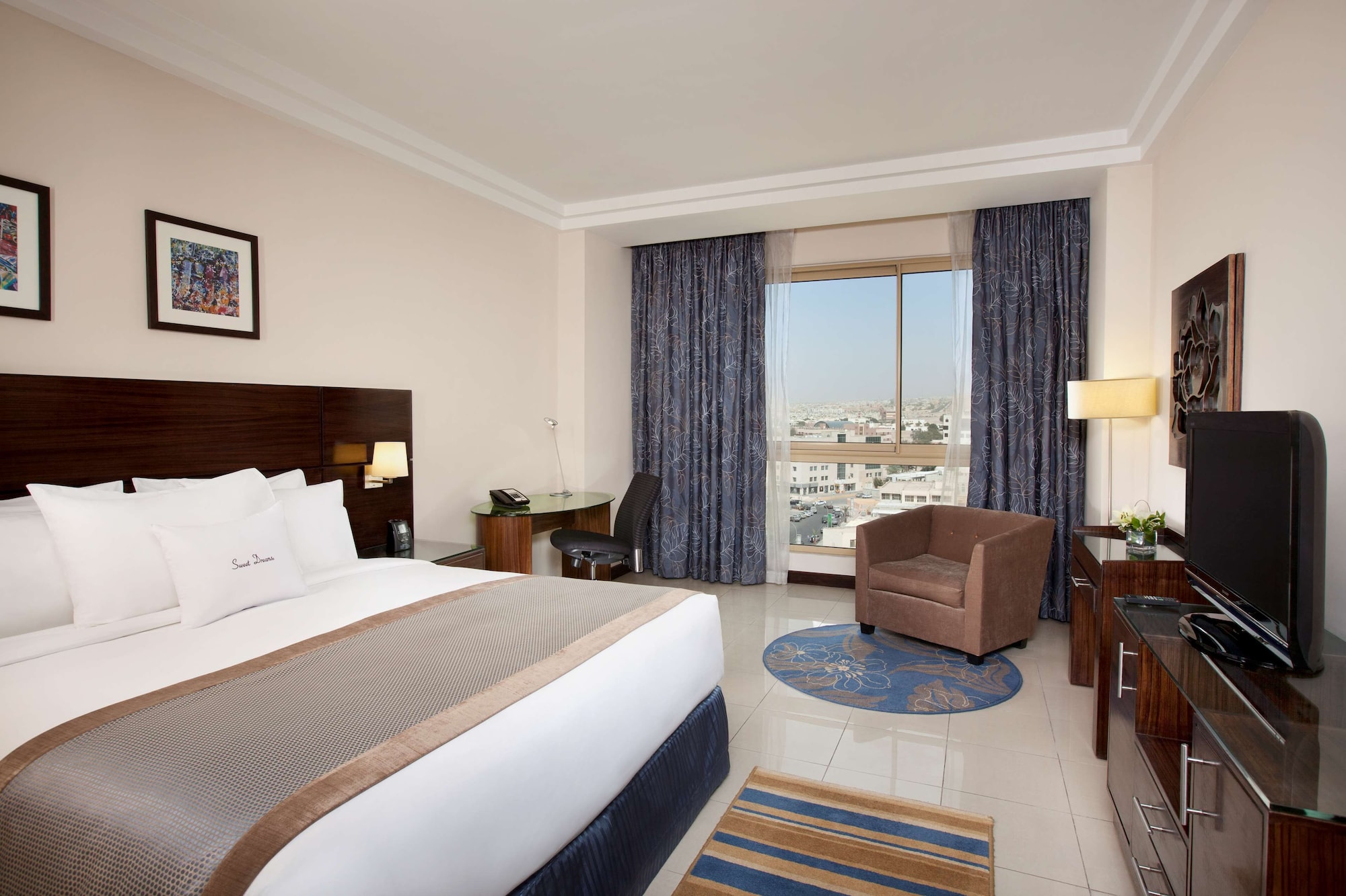 GUEST ROOM, KING BED, CITY VIEW