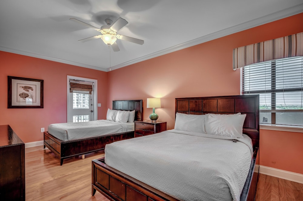 4 Bedrooms, Condo, Palm, Luxury, 1 King and 4 Queen Beds