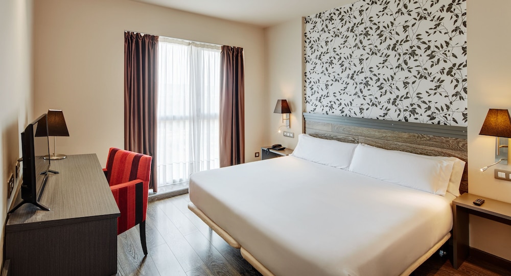 ROOM, DOUBLE OR TWIN BED