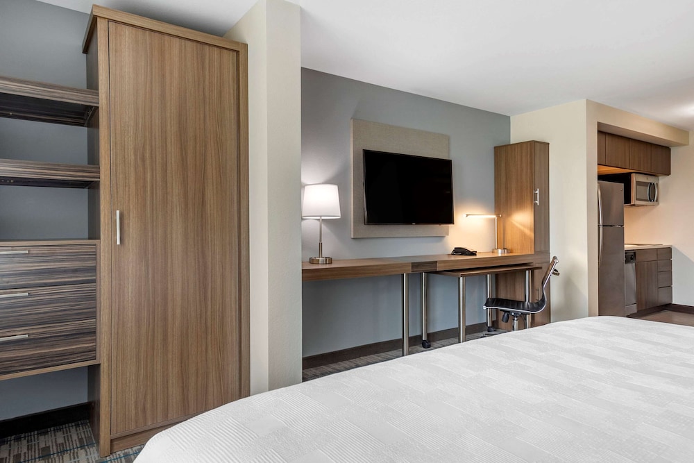 EFFICIENCY, SUITE, KING BED