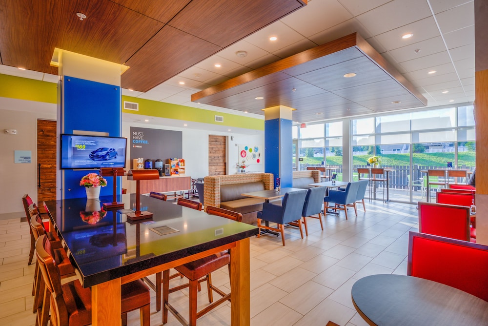 HOLIDAY INN EXPRESS SUITES REEDSVILLE STATE COLL AREA — 7