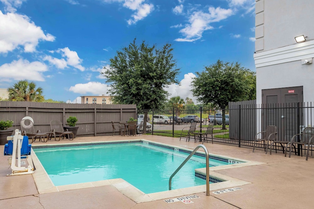 Best Western Plus Hobby Airport Inn and Suites 53/58