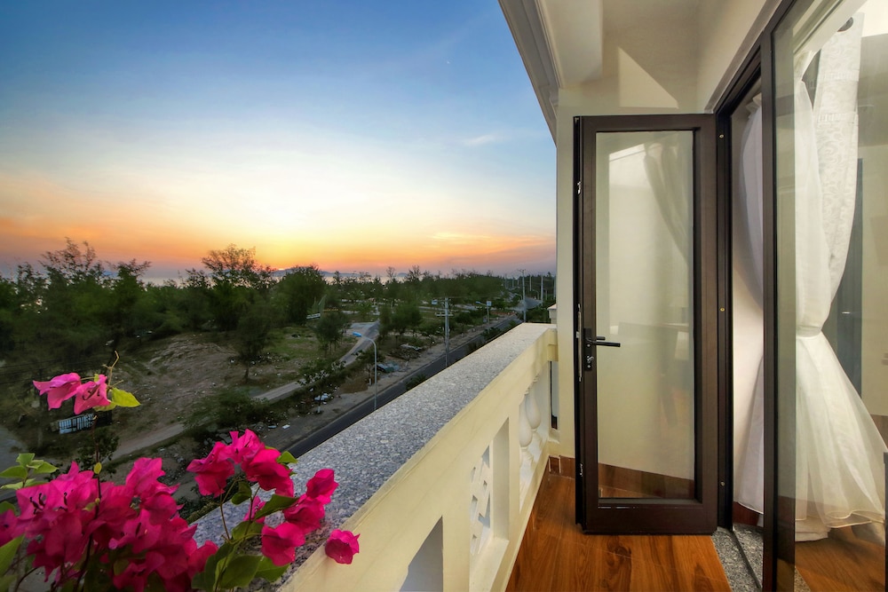 Viet Long Hoi An Beach Hotel 38/53