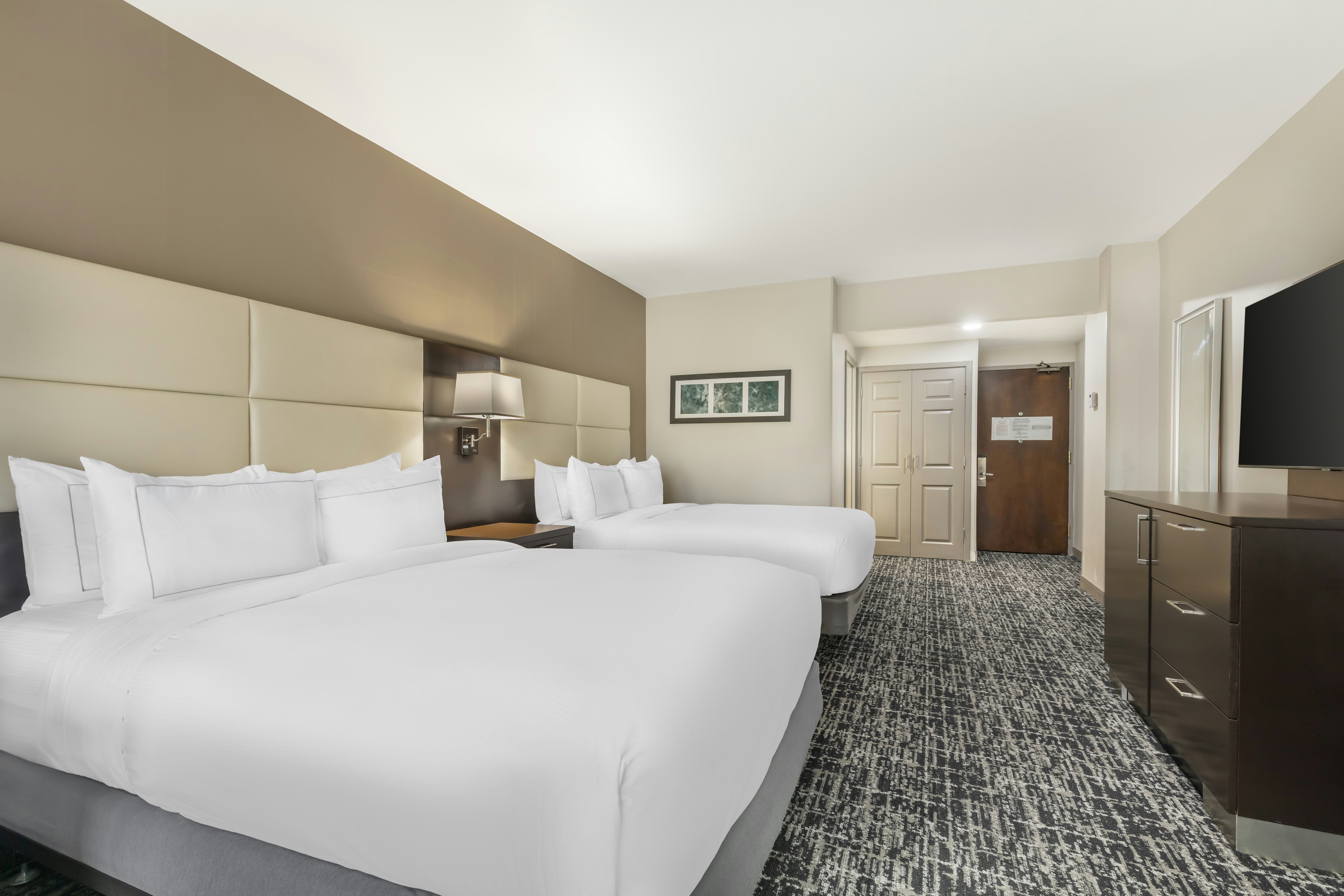 غرفة بسريرين كوين مع أريكة، DoubleTree by Hilton Williamsburg 2/4