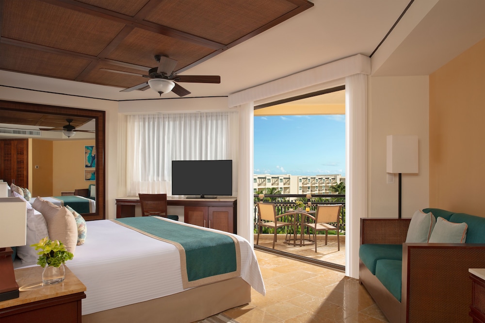Preferred Club, King Bed, Tropical View