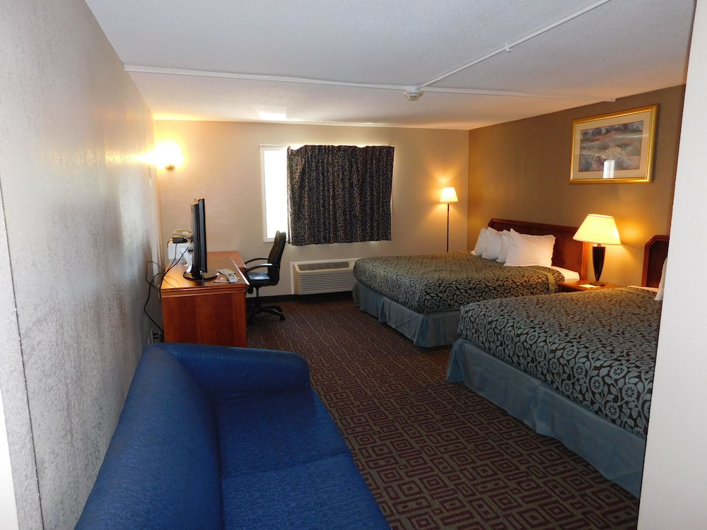 Days Inn by Wyndham West Branch Iowa City Area 10/42