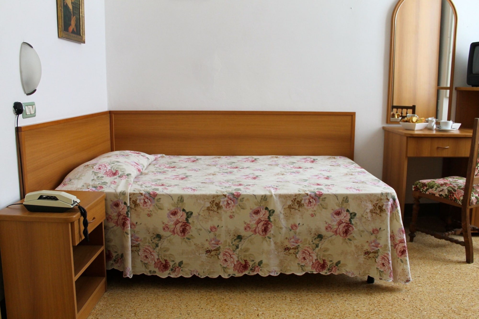ROOM, SINGLE
