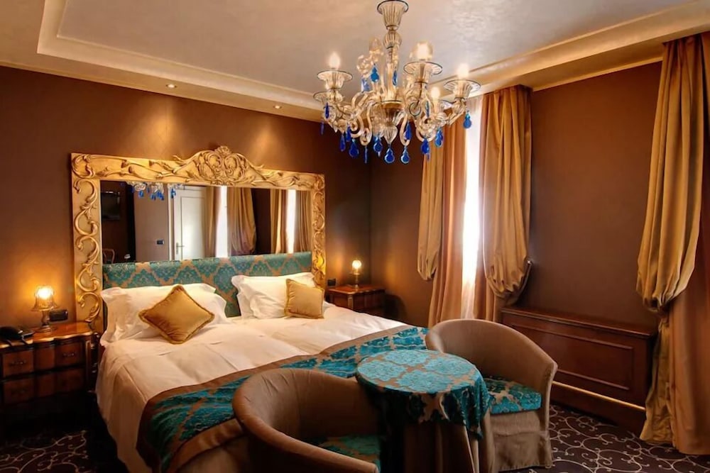 Pesaro Palace 24/60