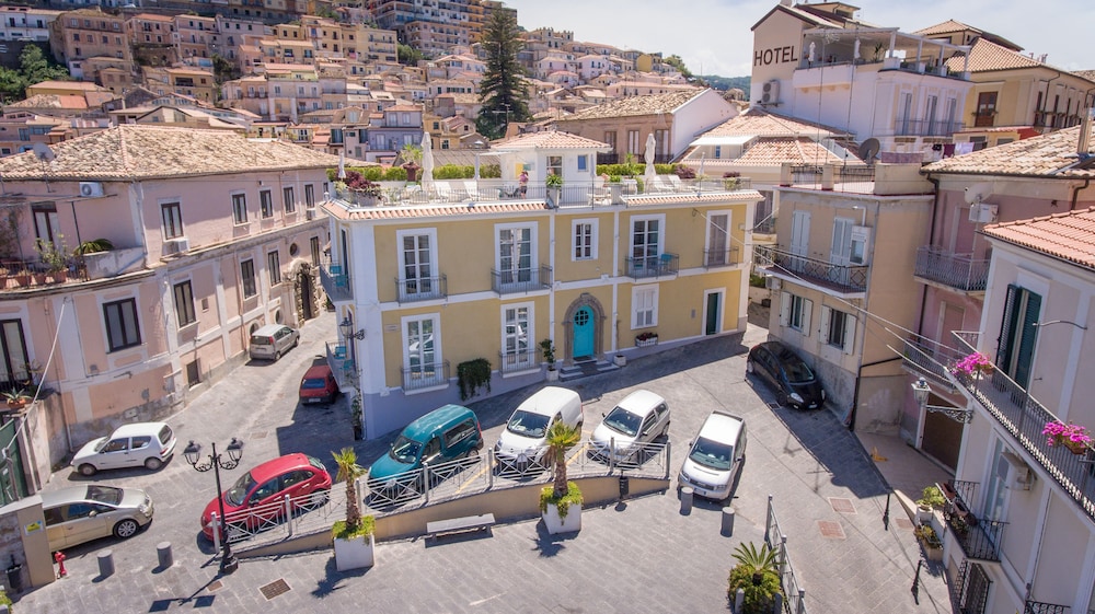 Piccolo Grand Hotel 3/43