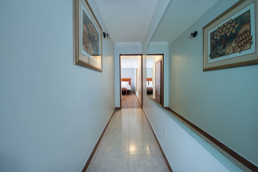 DEL MARQUES HOTEL AND SUITES 41/53