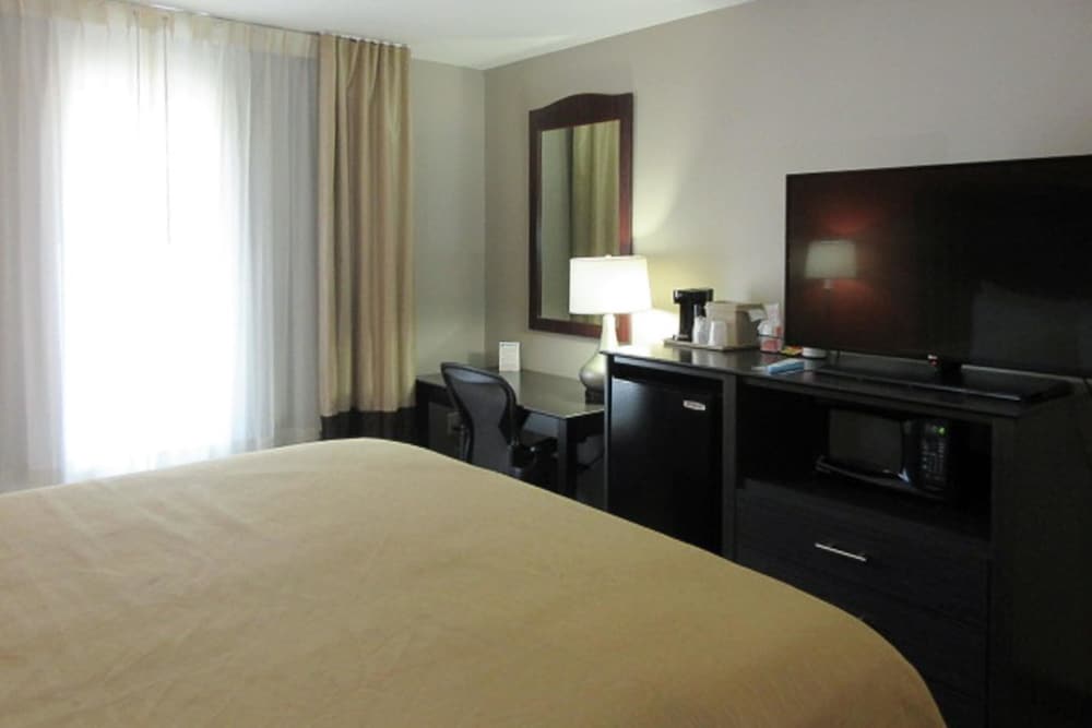 ROOM, QUEEN BED, ACCESSIBLE