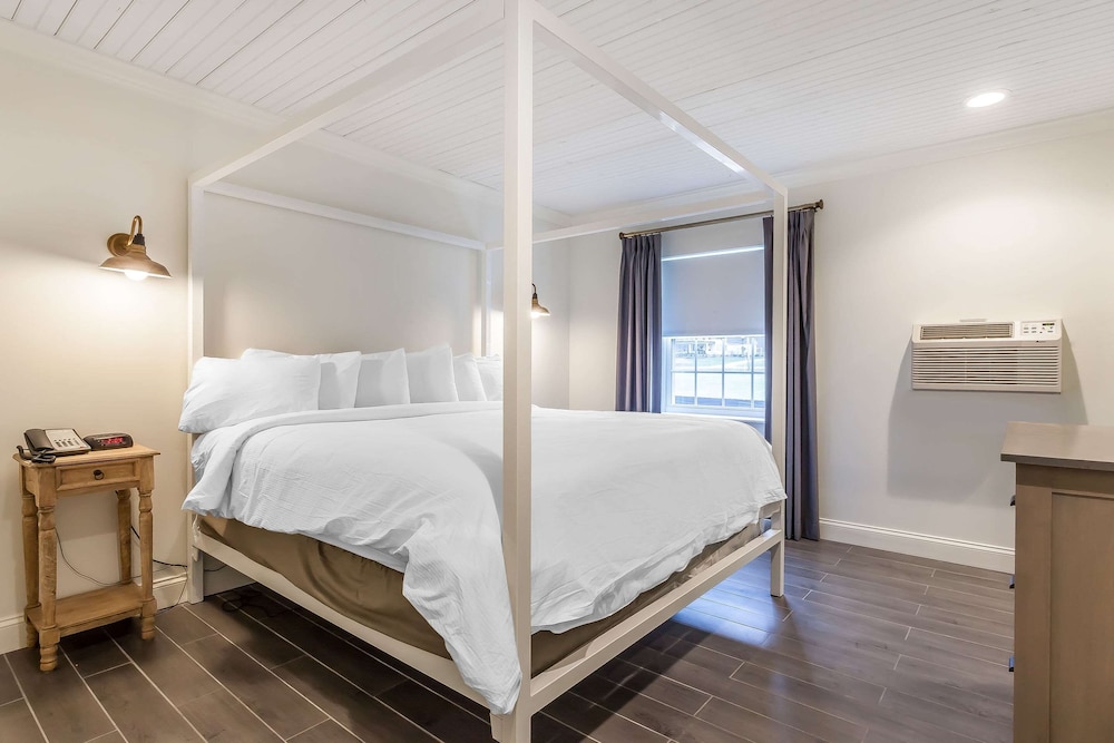 Aurora Inn Hotel And Event Center 27/45