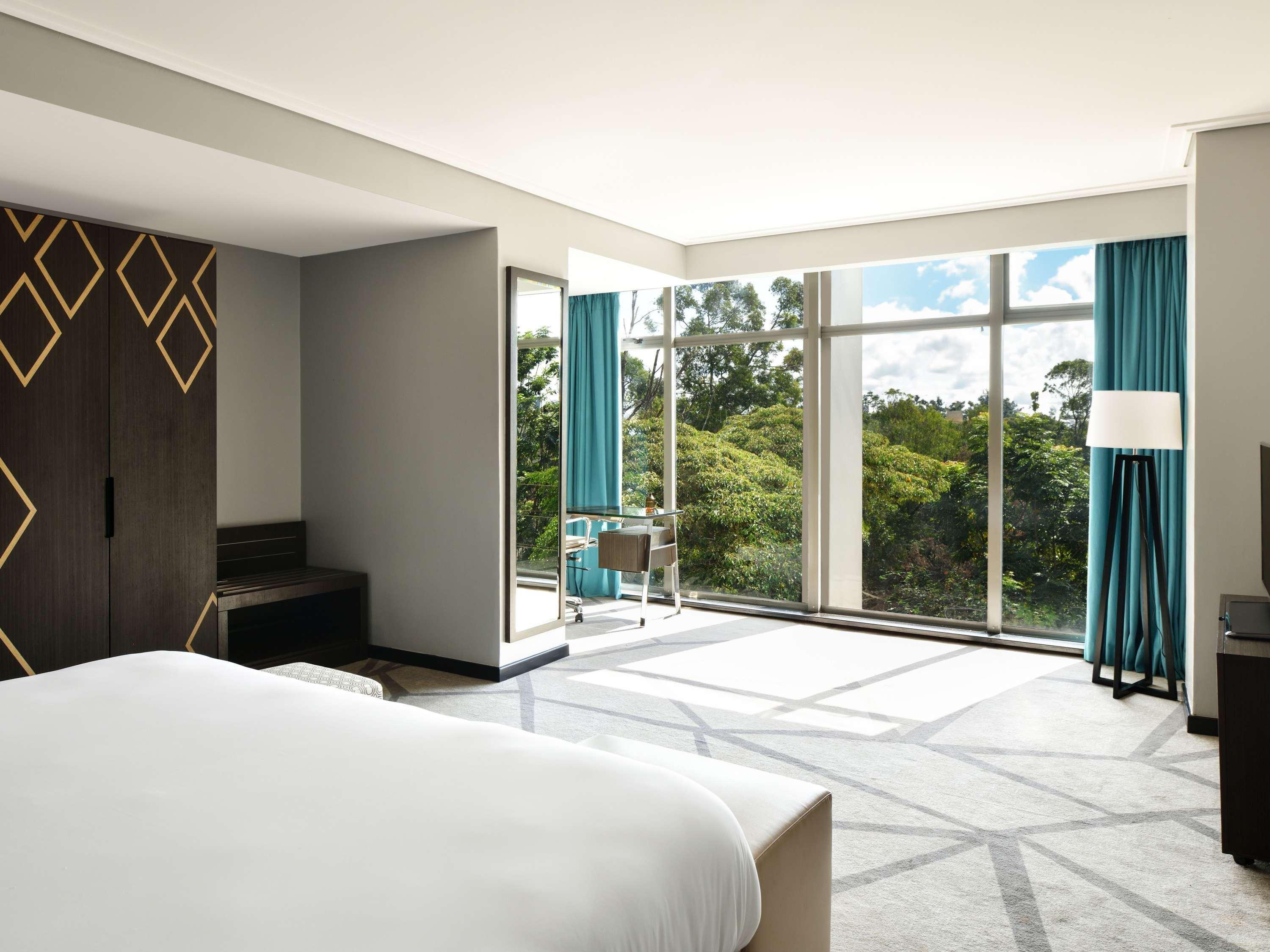 1 BEDROOM, EXECUTIVE, SUITE, KING BED, LIVING AREA