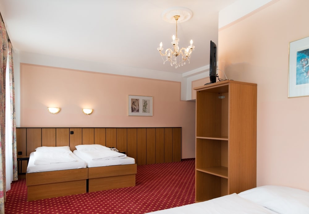 ROOM, TRIPLE