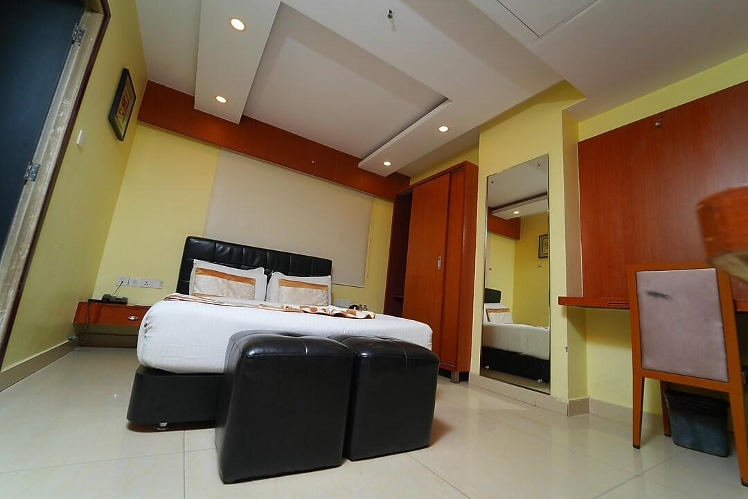 Diamond, Guest Room