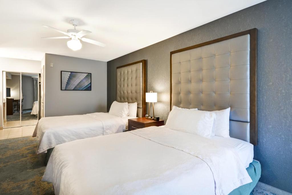 2 Bedrooms, Suite, King Bed, 2 Queen Beds, 2 Bathrooms