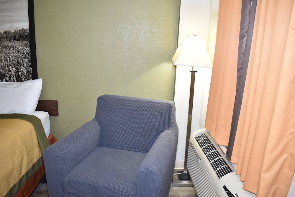 Super 8 by Wyndham Fredericksburg 37/51