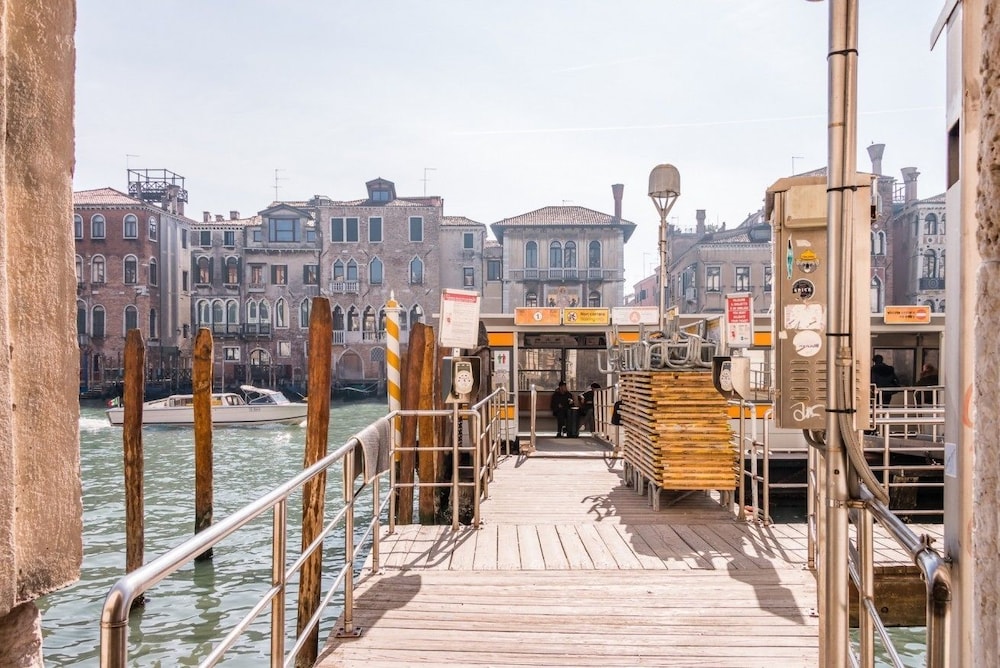 Fenice Backstage over Canal 34/38
