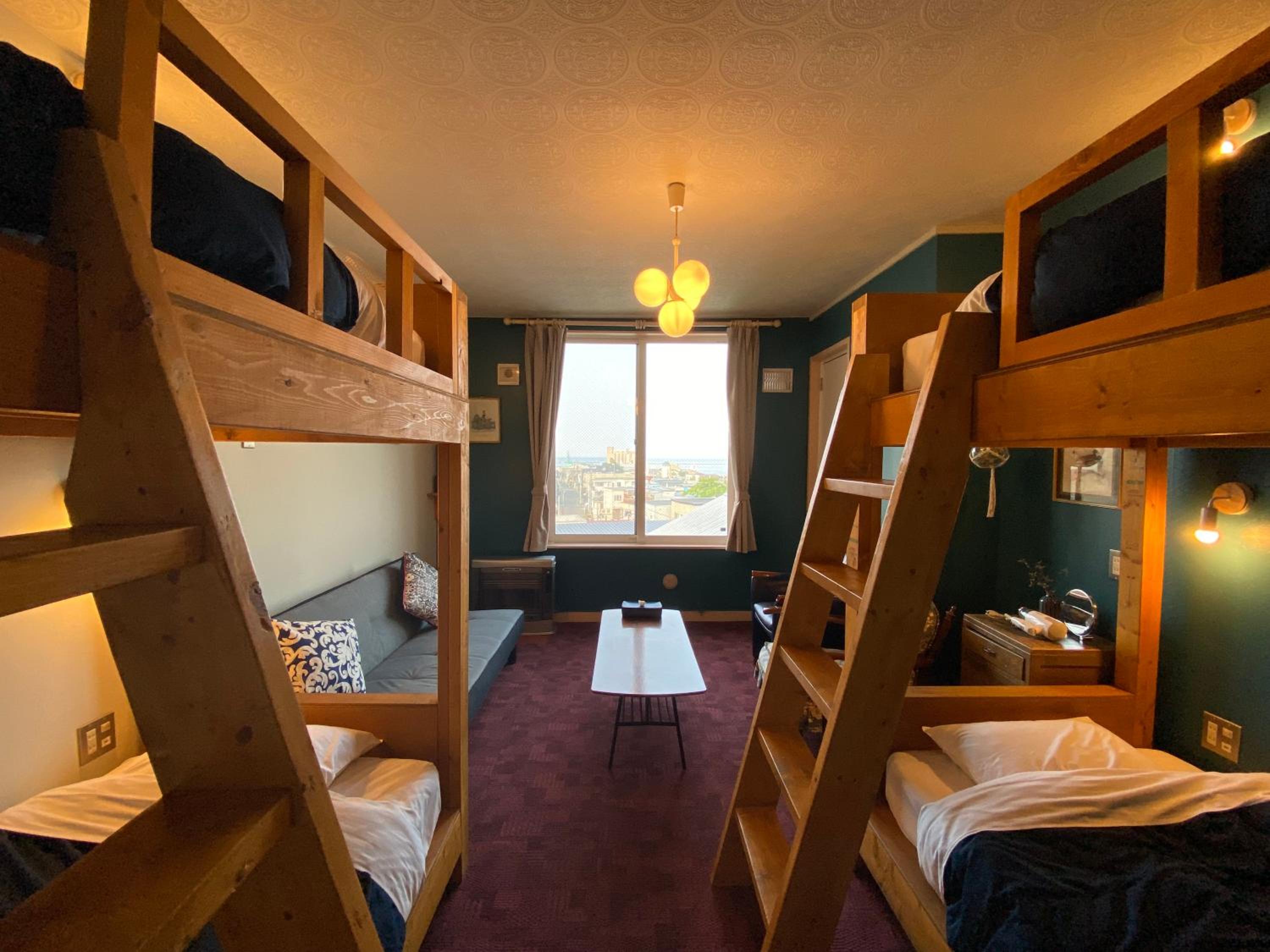 Room, Quadruple