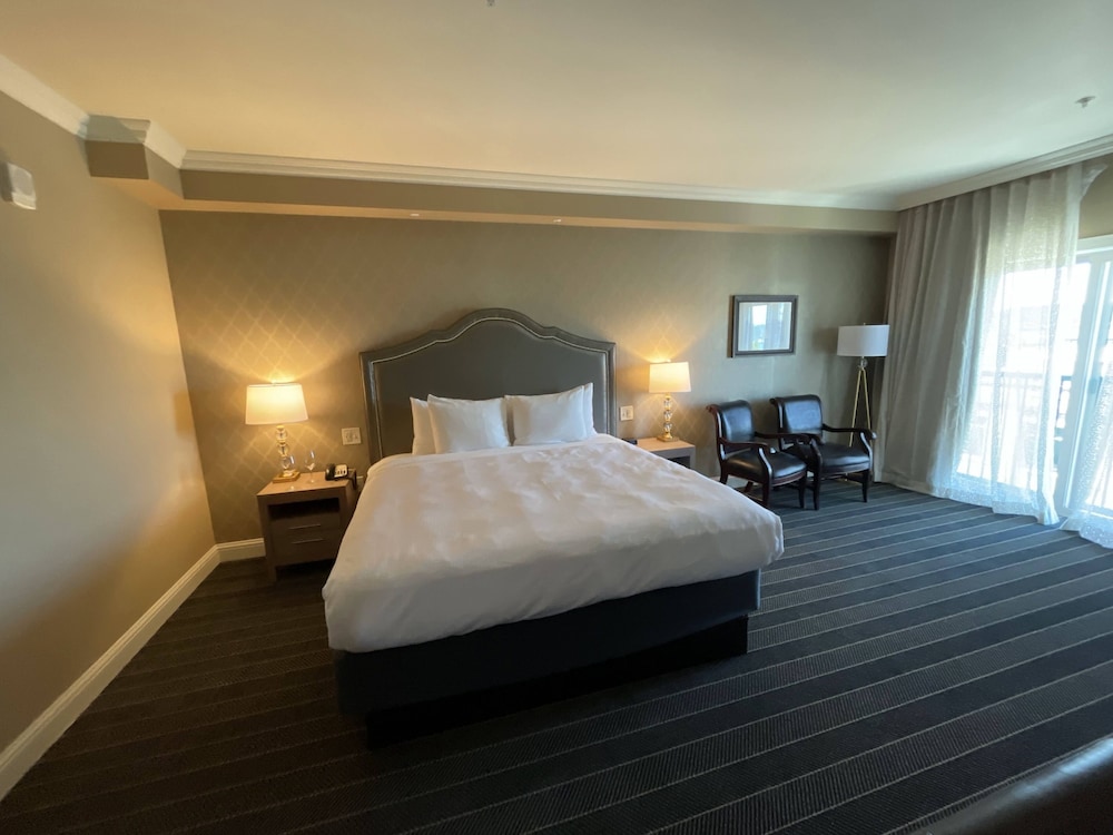 Majestic Inn & Spa 30/80
