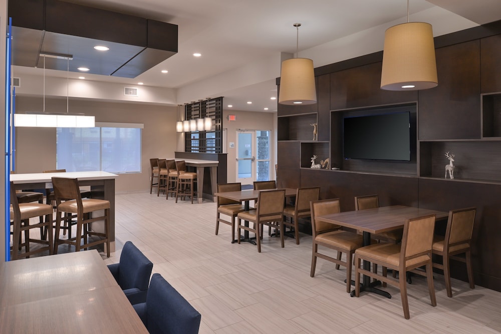 Holiday Inn Express Suites Houston E Pasadena 52/62