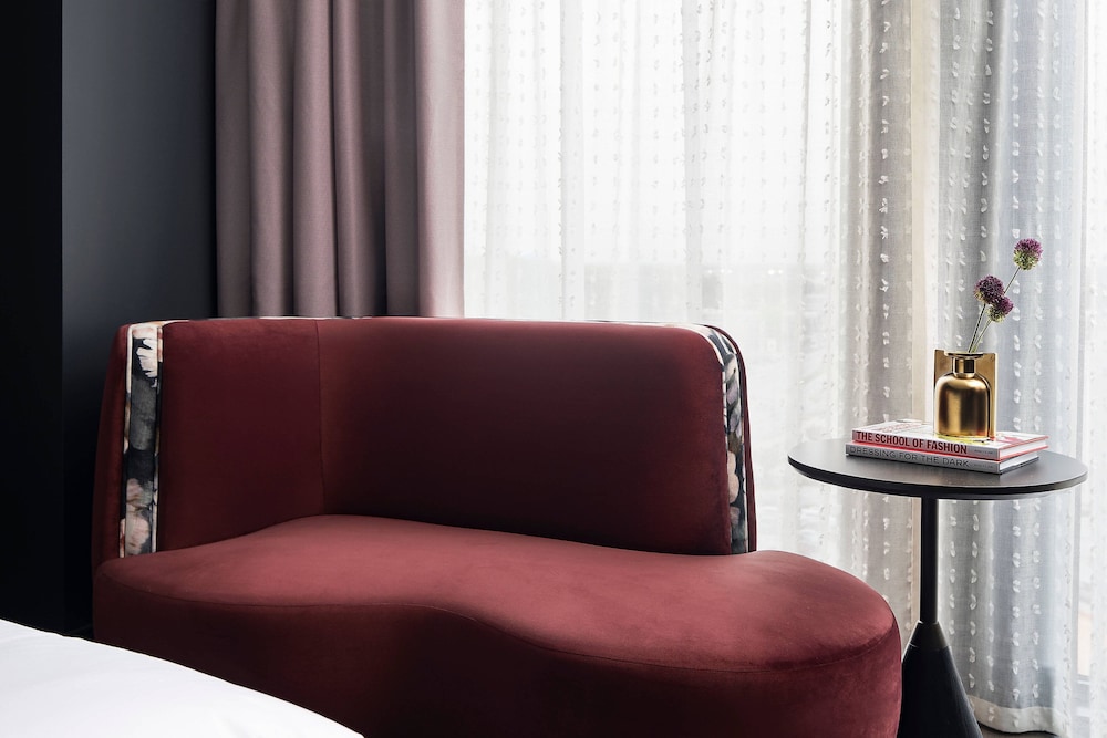 Renaissance Milwaukee West Hotel 20/57