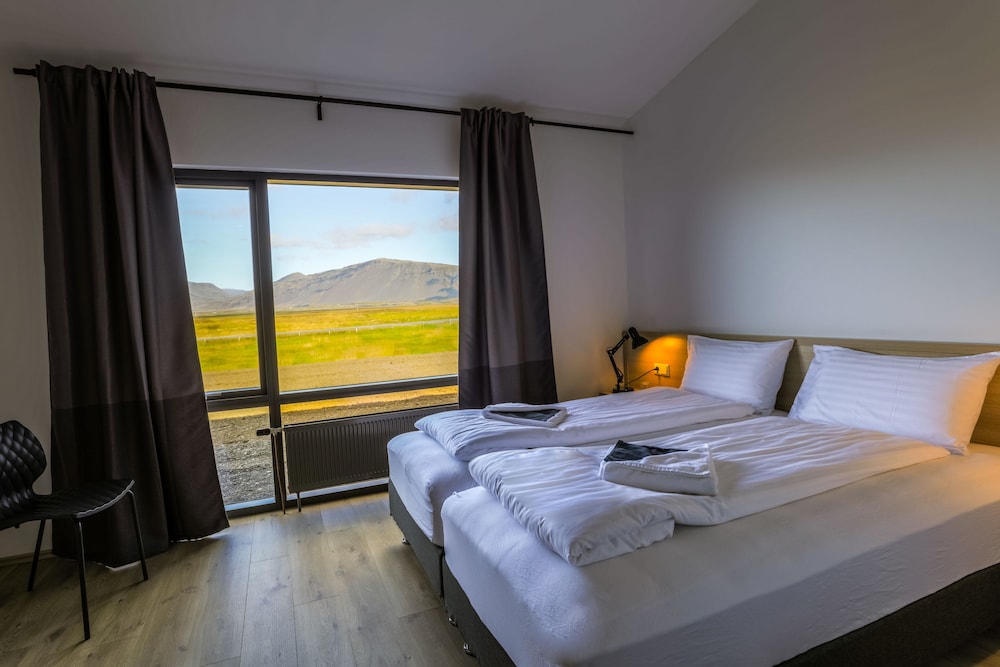 Deluxe, Double Bed, Mountain and Glacier View