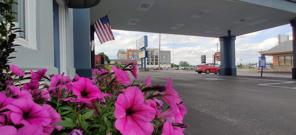 Cedar Cove (ex. Howard Johnson Inn Sandusky Park N. Entrance) 50/52