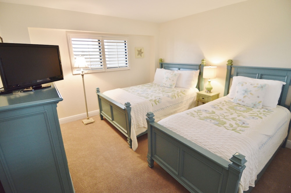 2 BEDROOMS, CONDO, LUXURY, WATER FRONT, 2 BATHROOMS